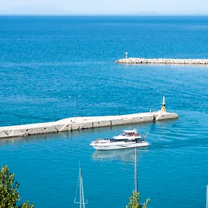 Faro Del Porto Πόρος